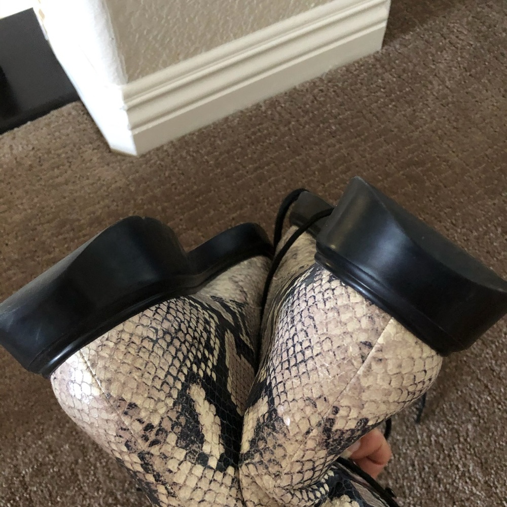 Authentic Good Condition Stuart Weitzman Mckenzee… - image 4